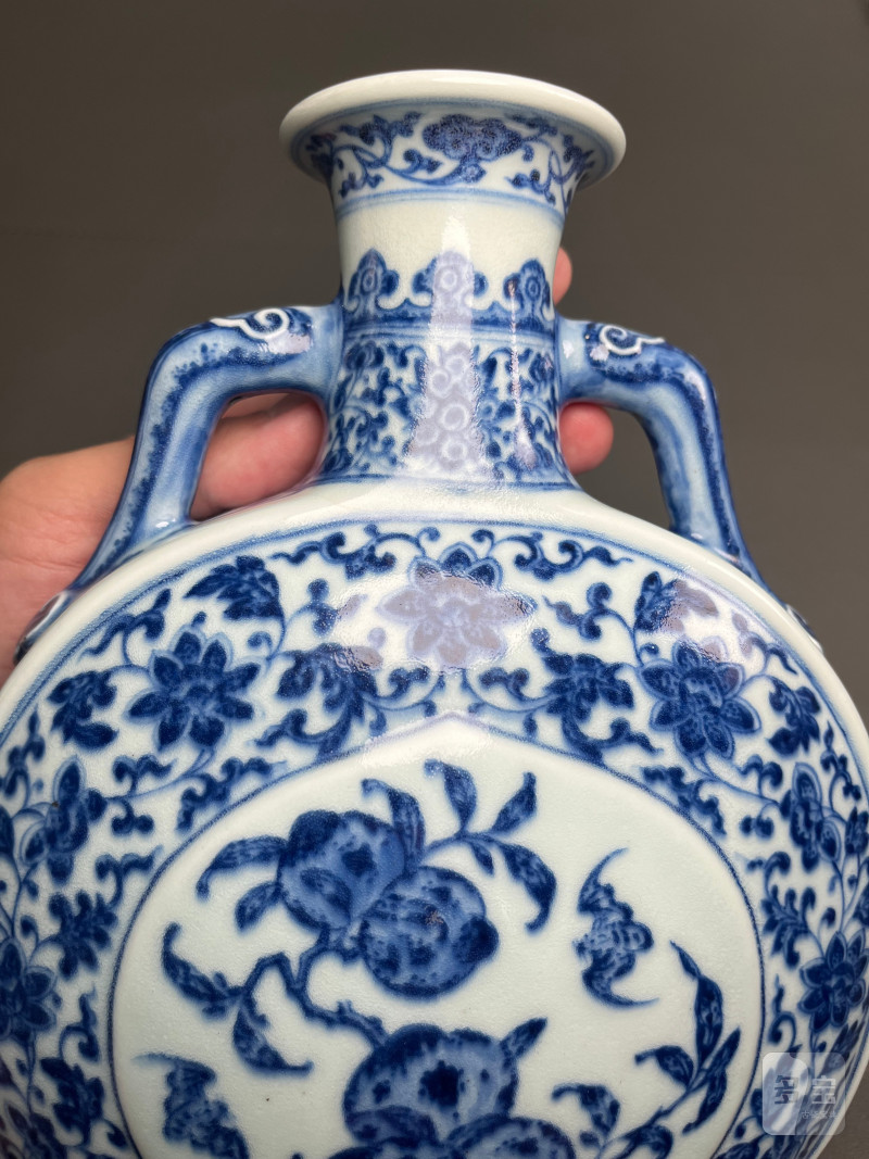 清乾隆  青花缠枝莲杏圆开光福寿纹双如意耳扁瓶 - 图19